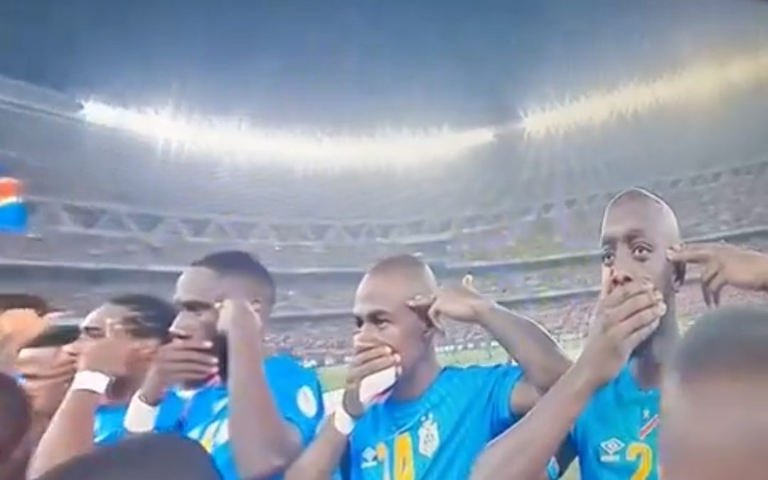 Fudbaleri DR Kongo tokom himne stavili ruke na usta i uperili “pištolje” na glavu