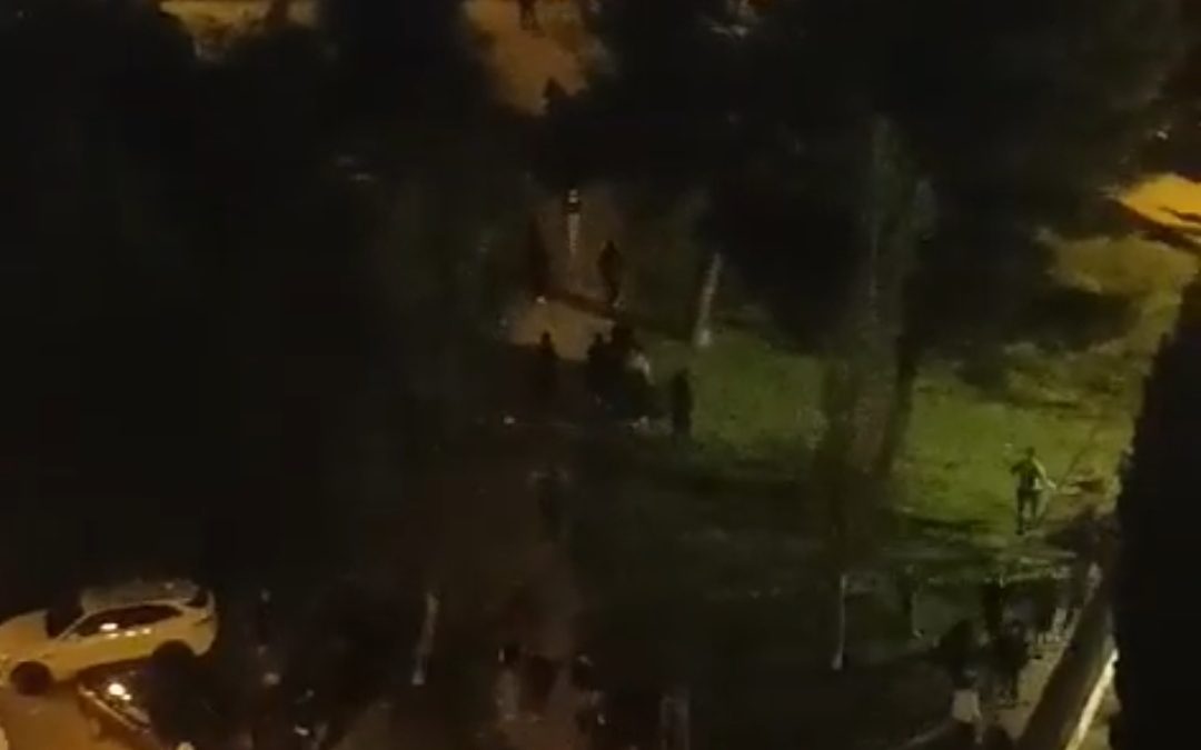 VIDEO U Splitu navijački neredi, gore kontenjeri, policija napadnuta…