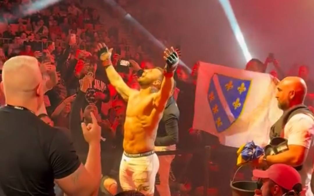 Erko Jun uz narodnjak i zastavu s ljiljanima priredio show, pa patosirao protivnika u prvoj rundi! (VIDEO)