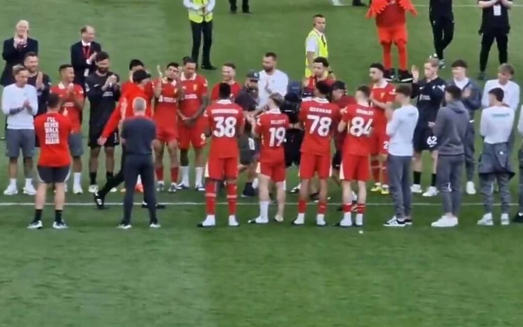 Samo jedan igrač Liverpoola nije aplaudirao Kloppu, pogledajte reakciju (VIDEO)