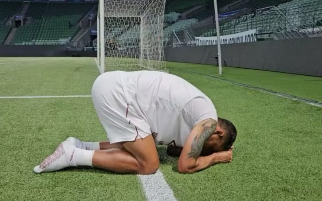 Thiago Silva klečeći prešao cijeli teren, ispunio je obećanje navijačima (VIDEO)