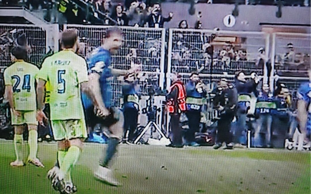 Igrač Barcelone pljunuo rivala i provukao se bez crvenog kartona