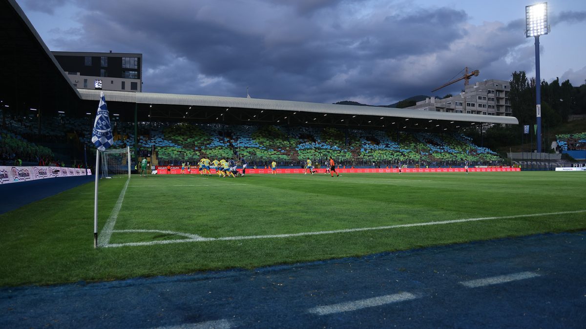 ‘Sokolovi’ iz Lukavice nakon 10 godina na Grbavici. Policija skida provokativna obilježja i porukes