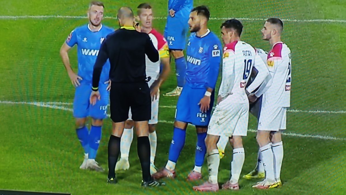 Borac dobio penal, ovo se ne svira ni na školskom igralištu