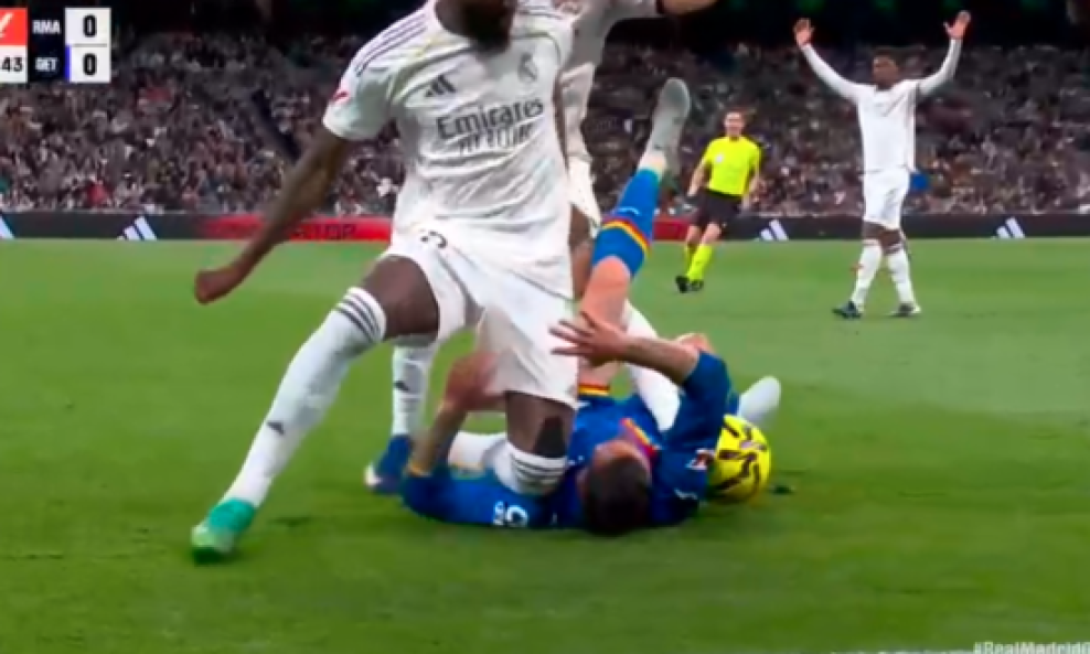 Igrač Reala koljenom u glavu udario rivala. Nije dobio ni žuti karton